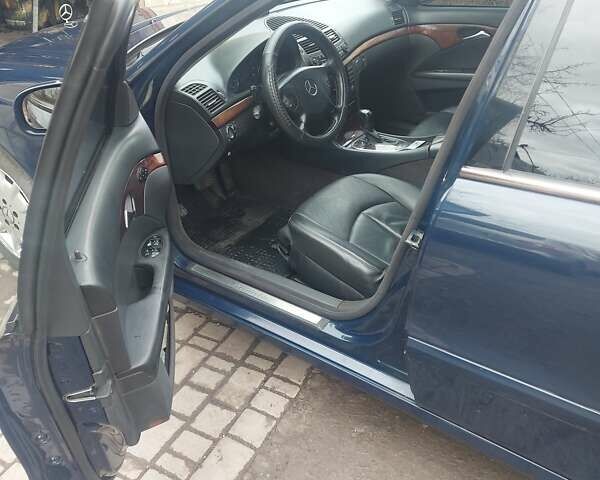 Синий Мерседес Е-Класс, объемом двигателя 2.2 л и пробегом 273 тыс. км за 7200 $, фото 12 на Automoto.ua