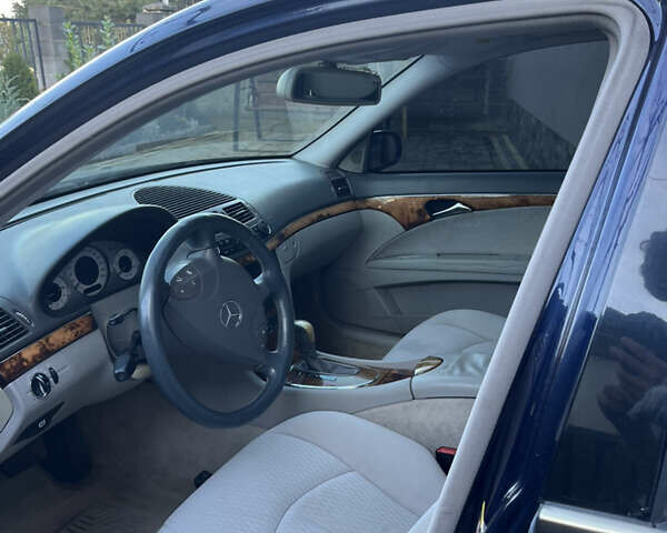 Синий Мерседес Е-Класс, объемом двигателя 2.1 л и пробегом 350 тыс. км за 5800 $, фото 26 на Automoto.ua