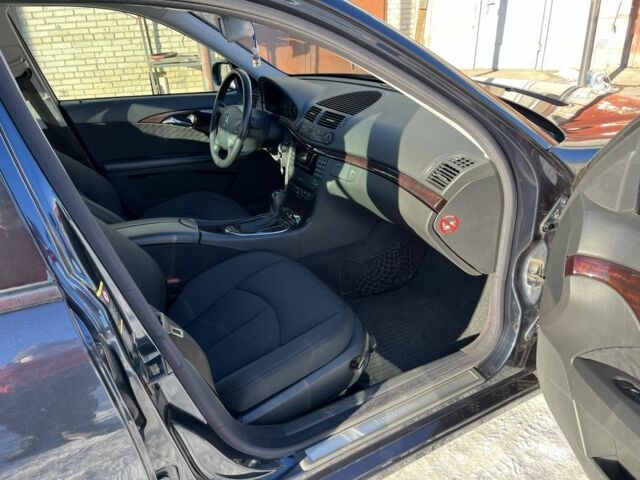 Синий Мерседес Е-Класс, объемом двигателя 2.2 л и пробегом 274 тыс. км за 8600 $, фото 20 на Automoto.ua