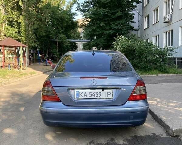 Синий Мерседес Е-Класс, объемом двигателя 2.1 л и пробегом 300 тыс. км за 8000 $, фото 1 на Automoto.ua