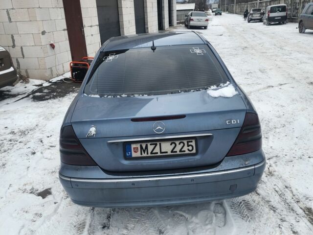 Синий Мерседес Е-Класс, объемом двигателя 2.2 л и пробегом 500 тыс. км за 3100 $, фото 2 на Automoto.ua