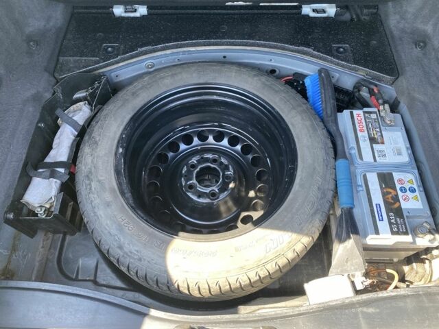 Синий Мерседес Е-Класс, объемом двигателя 2.1 л и пробегом 246 тыс. км за 6000 $, фото 9 на Automoto.ua