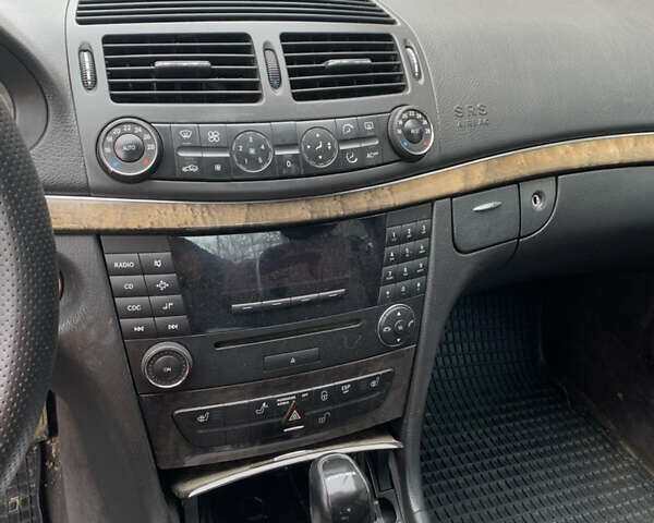 Синий Мерседес Е-Класс, объемом двигателя 2.2 л и пробегом 375 тыс. км за 6500 $, фото 11 на Automoto.ua