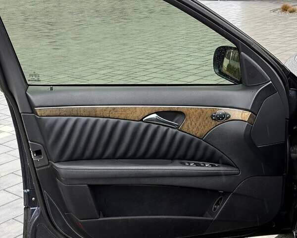 Синій Мерседес Е-Клас, об'ємом двигуна 3.2 л та пробігом 306 тис. км за 11000 $, фото 21 на Automoto.ua