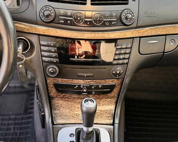 Синий Мерседес Е-Класс, объемом двигателя 2.1 л и пробегом 362 тыс. км за 8700 $, фото 12 на Automoto.ua