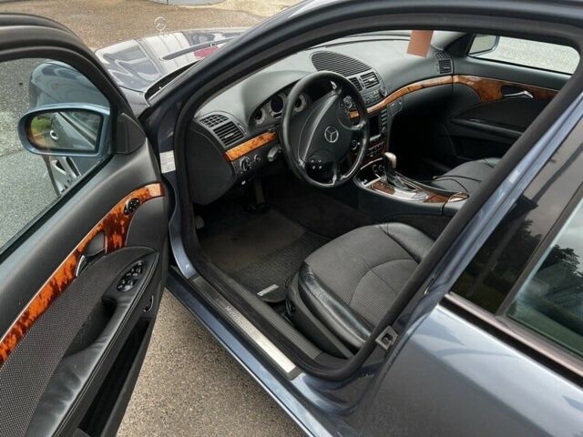 Синий Мерседес Е-Класс, объемом двигателя 3.2 л и пробегом 329 тыс. км за 4647 $, фото 4 на Automoto.ua