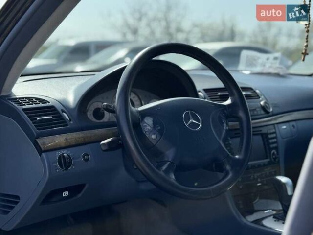 Мерседес Е-Клас 2005 у Львові на Automoto.ua Синій Мерседес Е-Клас, об'ємом двигуна 3.5 л та пробігом 318 тис. км за 8000 $, фото 10 на Automoto.ua