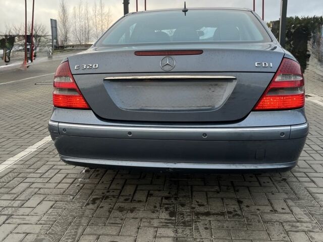 Синий Мерседес Е-Класс, объемом двигателя 3.2 л и пробегом 329 тыс. км за 4639 $, фото 4 на Automoto.ua