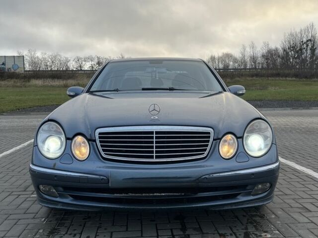 Синий Мерседес Е-Класс, объемом двигателя 3.2 л и пробегом 329 тыс. км за 4639 $, фото 3 на Automoto.ua