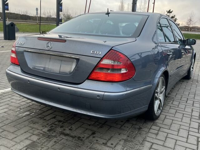 Синий Мерседес Е-Класс, объемом двигателя 3.2 л и пробегом 329 тыс. км за 4639 $, фото 5 на Automoto.ua