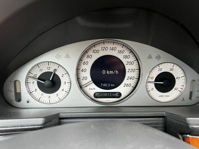 Синий Мерседес Е-Класс, объемом двигателя 3.2 л и пробегом 329 тыс. км за 4639 $, фото 9 на Automoto.ua