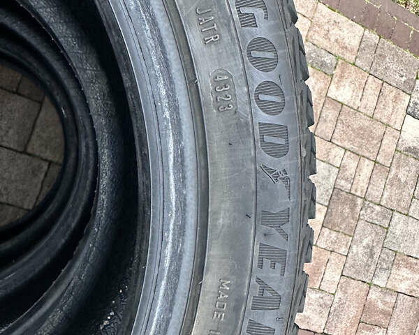 Синий Мерседес Е-Класс, объемом двигателя 2.15 л и пробегом 375 тыс. км за 10200 $, фото 42 на Automoto.ua