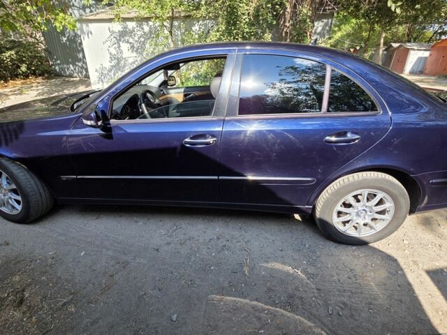 Синий Мерседес Е-Класс, объемом двигателя 3 л и пробегом 15 тыс. км за 8000 $, фото 3 на Automoto.ua