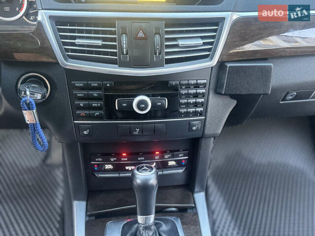 Синий Мерседес Е-Класс, объемом двигателя 1.8 л и пробегом 367 тыс. км за 8800 $, фото 35 на Automoto.ua