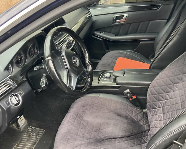 Синий Мерседес Е-Класс, объемом двигателя 2.2 л и пробегом 332 тыс. км за 11500 $, фото 7 на Automoto.ua