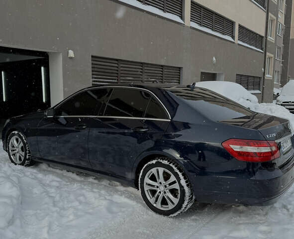 Синий Мерседес Е-Класс, объемом двигателя 2.14 л и пробегом 450 тыс. км за 10800 $, фото 1 на Automoto.ua