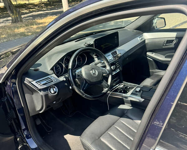 Синий Мерседес Е-Класс, объемом двигателя 2.1 л и пробегом 180 тыс. км за 15700 $, фото 12 на Automoto.ua