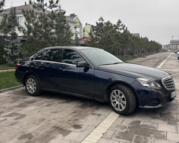 Синий Мерседес Е-Класс, объемом двигателя 2.14 л и пробегом 217 тыс. км за 16000 $, фото 4 на Automoto.ua