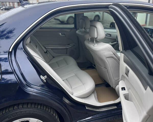 Синий Мерседес Е-Класс, объемом двигателя 2.14 л и пробегом 217 тыс. км за 16000 $, фото 6 на Automoto.ua