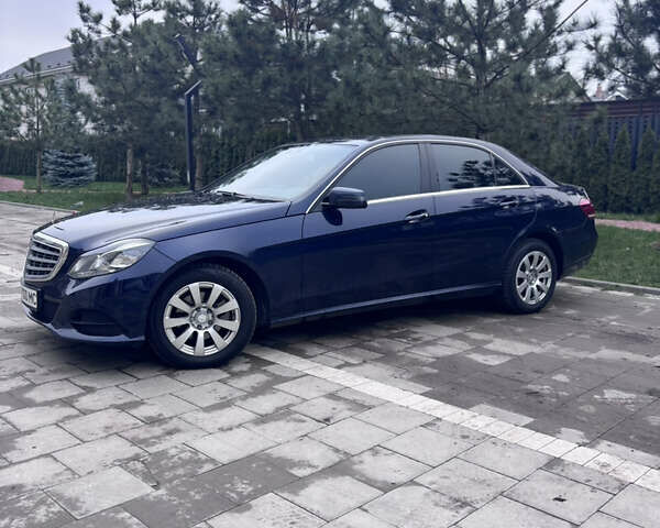 Синий Мерседес Е-Класс, объемом двигателя 2.14 л и пробегом 217 тыс. км за 16000 $, фото 1 на Automoto.ua