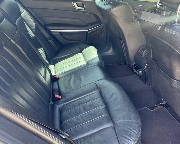 Синий Мерседес Е-Класс, объемом двигателя 2.1 л и пробегом 180 тыс. км за 15700 $, фото 4 на Automoto.ua