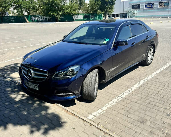 Синий Мерседес Е-Класс, объемом двигателя 2.1 л и пробегом 180 тыс. км за 15700 $, фото 1 на Automoto.ua