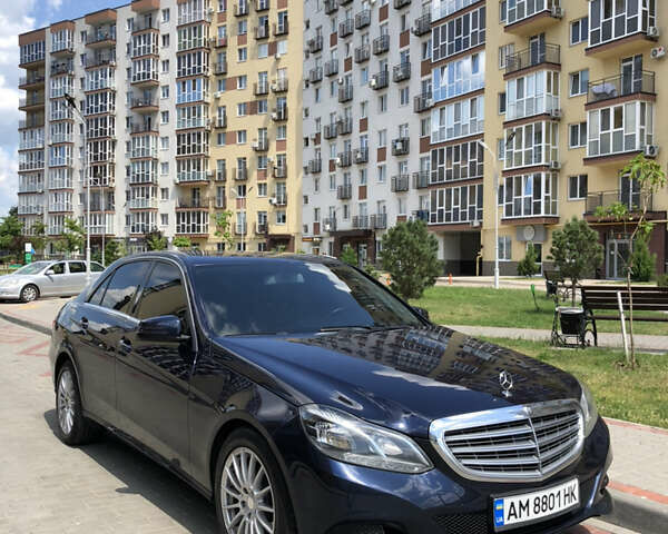 Синий Мерседес Е-Класс, объемом двигателя 2.2 л и пробегом 325 тыс. км за 15000 $, фото 1 на Automoto.ua