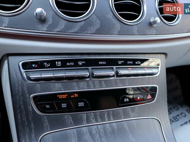 Синий Мерседес Е-Класс, объемом двигателя 2 л и пробегом 55 тыс. км за 47900 $, фото 35 на Automoto.ua