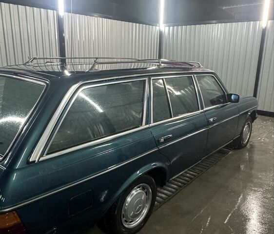 Синий Мерседес Е-Класс, объемом двигателя 2 л и пробегом 370 тыс. км за 1600 $, фото 4 на Automoto.ua