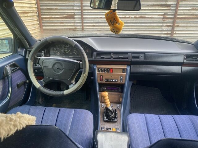 Синий Мерседес Е-Класс, объемом двигателя 2.3 л и пробегом 200 тыс. км за 1500 $, фото 8 на Automoto.ua