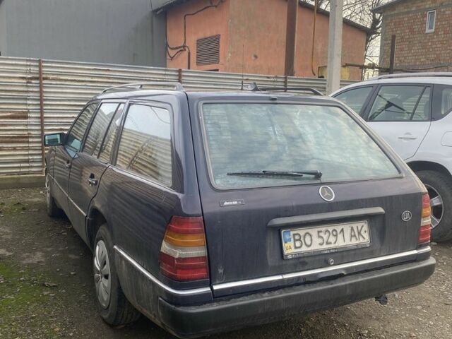 Синий Мерседес Е-Класс, объемом двигателя 2.3 л и пробегом 200 тыс. км за 1500 $, фото 2 на Automoto.ua