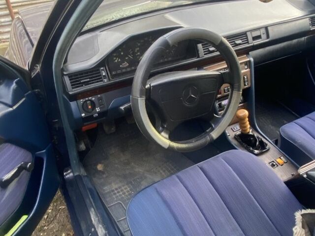 Синий Мерседес Е-Класс, объемом двигателя 2.3 л и пробегом 200 тыс. км за 1500 $, фото 7 на Automoto.ua