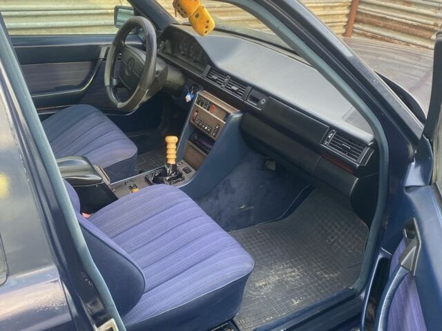 Синий Мерседес Е-Класс, объемом двигателя 2.3 л и пробегом 200 тыс. км за 1500 $, фото 6 на Automoto.ua