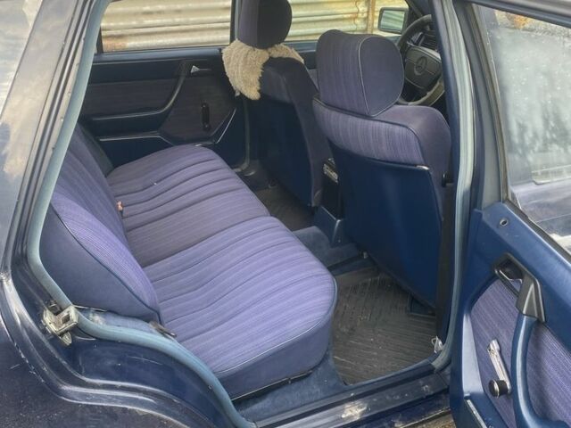 Синий Мерседес Е-Класс, объемом двигателя 2.3 л и пробегом 200 тыс. км за 1500 $, фото 9 на Automoto.ua