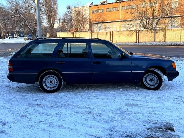 Синий Мерседес Е-Класс, объемом двигателя 2.3 л и пробегом 352 тыс. км за 1950 $, фото 9 на Automoto.ua