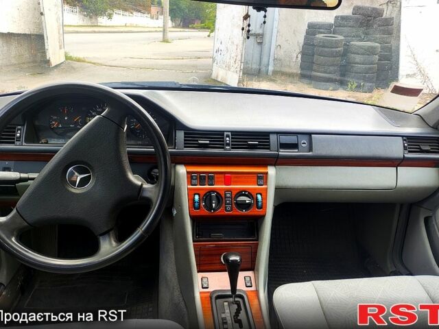 Синій Мерседес Е-Клас, об'ємом двигуна 2 л та пробігом 233 тис. км за 2500 $, фото 3 на Automoto.ua