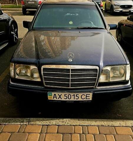 Синий Мерседес Е-Класс, объемом двигателя 3 л и пробегом 450 тыс. км за 5000 $, фото 1 на Automoto.ua