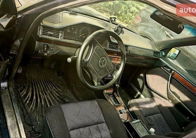 Синий Мерседес Е-Класс, объемом двигателя 3 л и пробегом 450 тыс. км за 5000 $, фото 7 на Automoto.ua