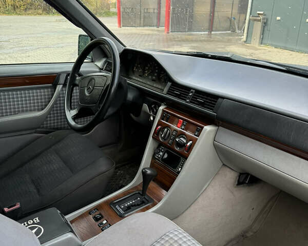 Мерседес Е-Класс 1996 в Бориславе на Automoto.ua Синий Мерседес Е-Класс, объемом двигателя 2.5 л и пробегом 475 тыс. км за 1400 $, фото 4 на Automoto.ua