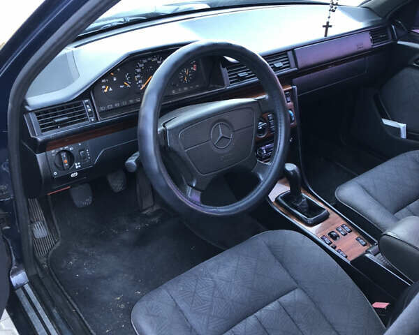 Синий Мерседес Е-Класс, объемом двигателя 2.8 л и пробегом 390 тыс. км за 2800 $, фото 10 на Automoto.ua