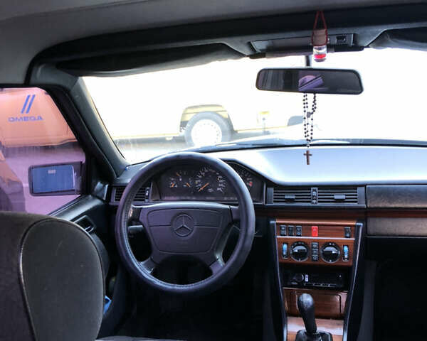 Синий Мерседес Е-Класс, объемом двигателя 2.8 л и пробегом 390 тыс. км за 2800 $, фото 5 на Automoto.ua