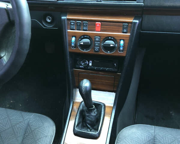 Синий Мерседес Е-Класс, объемом двигателя 2.8 л и пробегом 390 тыс. км за 2800 $, фото 3 на Automoto.ua