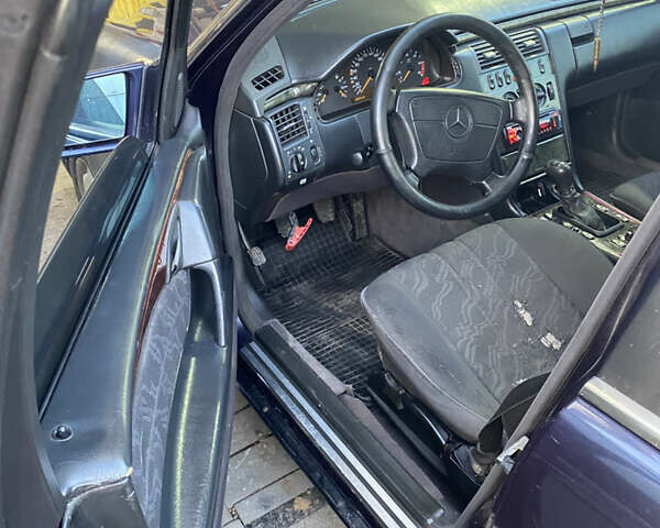 Синий Мерседес Е-Класс, объемом двигателя 2 л и пробегом 800 тыс. км за 2500 $, фото 7 на Automoto.ua