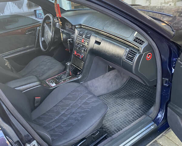 Синий Мерседес Е-Класс, объемом двигателя 2 л и пробегом 800 тыс. км за 2500 $, фото 11 на Automoto.ua