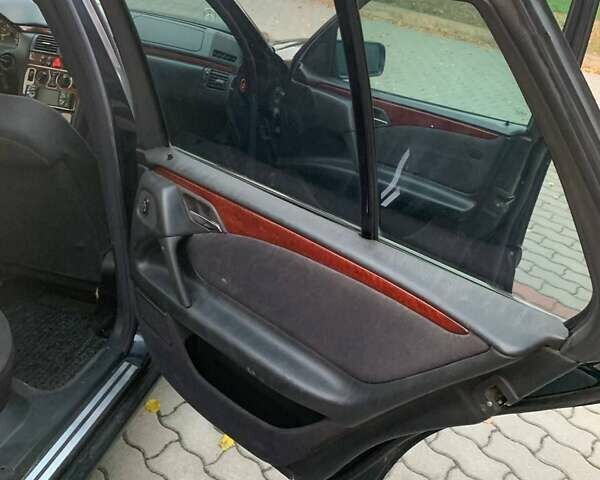 Синий Мерседес Е-Класс, объемом двигателя 2.4 л и пробегом 415 тыс. км за 2300 $, фото 16 на Automoto.ua