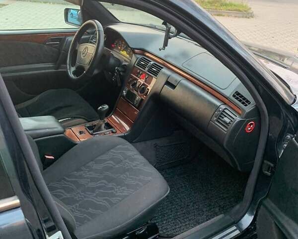 Синий Мерседес Е-Класс, объемом двигателя 2.4 л и пробегом 415 тыс. км за 2300 $, фото 1 на Automoto.ua