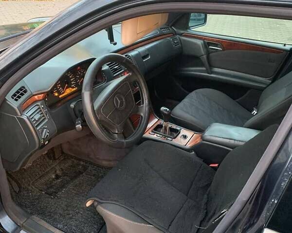 Синий Мерседес Е-Класс, объемом двигателя 2.4 л и пробегом 415 тыс. км за 2300 $, фото 2 на Automoto.ua