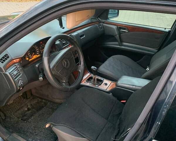 Синий Мерседес Е-Класс, объемом двигателя 2.4 л и пробегом 415 тыс. км за 2300 $, фото 6 на Automoto.ua