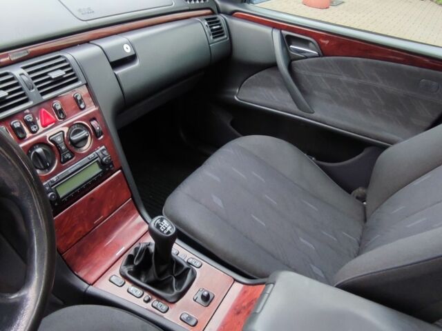 Синій Мерседес Е-Клас, об'ємом двигуна 2.7 л та пробігом 542 тис. км за 4500 $, фото 16 на Automoto.ua