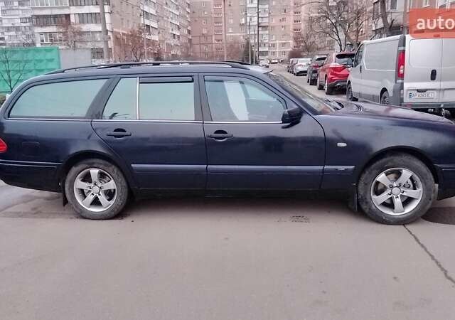Синий Мерседес Е-Класс, объемом двигателя 2 л и пробегом 444 тыс. км за 4200 $, фото 3 на Automoto.ua